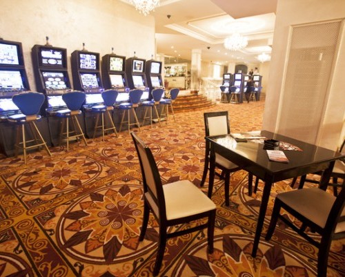 Вид на игровые автоматы в казино Зевс, Минск